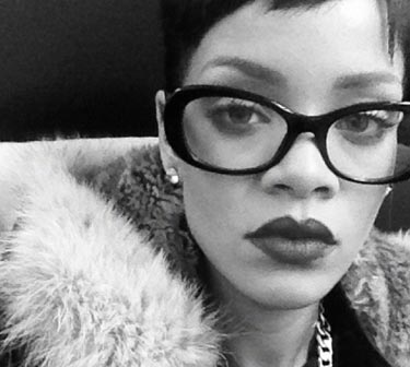 sev-celebrities-in-glasses-rihanna-lgn